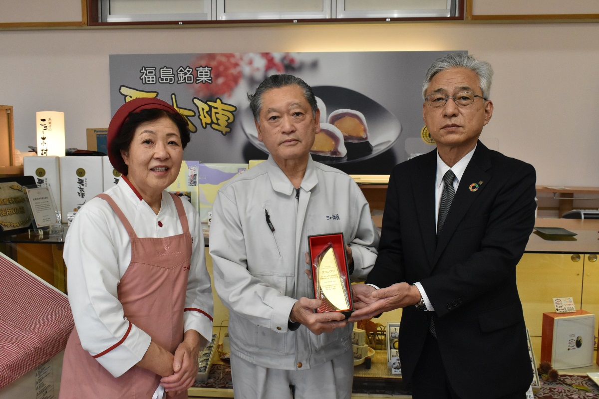 ビジネスプランコンテストでグランプリを受賞したニューキムラヤの金木義一社長に盾を贈呈する当金庫大橋達夫常務理事（当時）