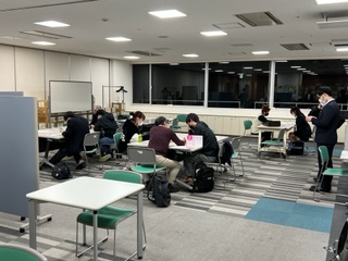 横浜教室での授業風景。講師１人で生徒２人の個別指導の授業を行った