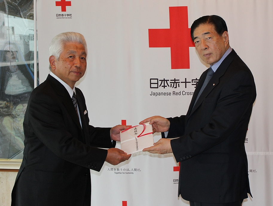 全信協の大前会長から日本赤十字社の近衞社長に義援金を贈呈